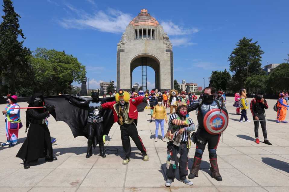 Botargas y payasos se reunieron en el Monumento a la Revolución para marchar y exigir apoyo durante contingencia. (Javier Ríos)