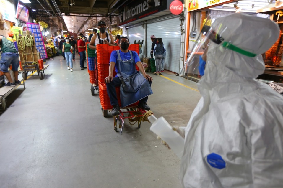 En la Central de Abasto se han tomado medidas como uso de cubrebocas por el covid-19. (Héctor Téllez)