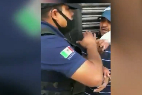 El hombre fue multado por agredir a los policías.