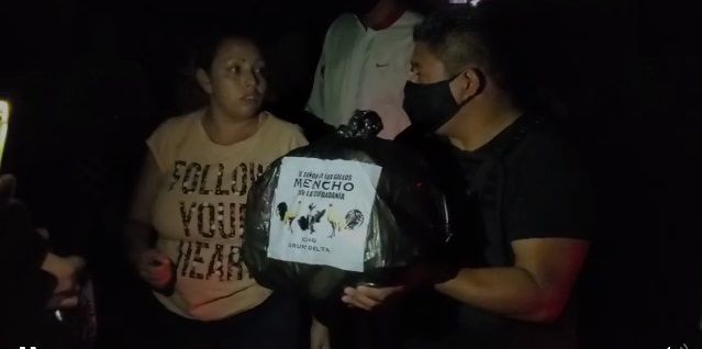 La entrega de alimentos fue reportada de forma anónima al número de emergencias. (Especial)