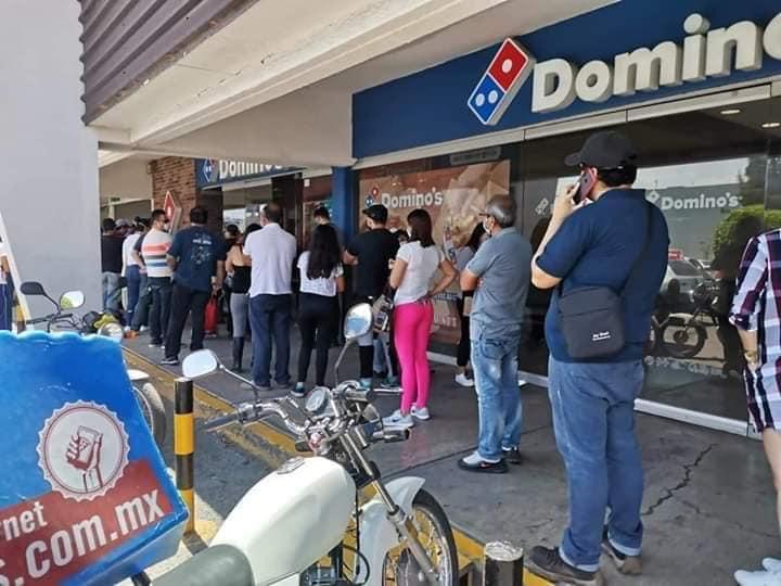 Los habitantes de Culiacán hicieron filas para comprar pizza y pastel.