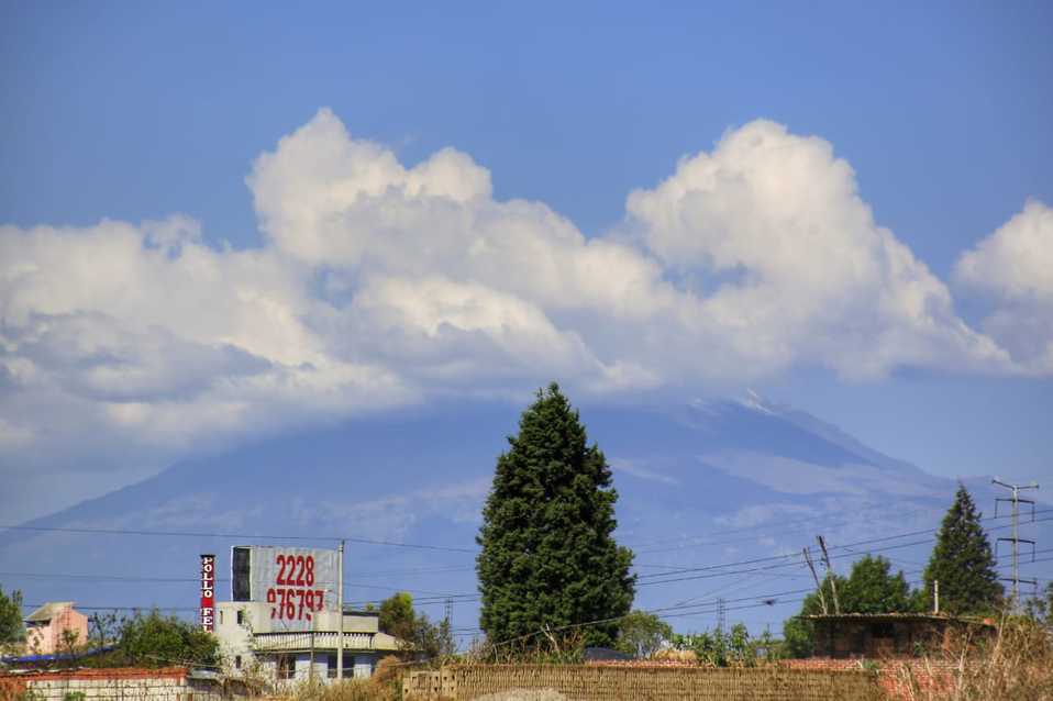 El Popocatépetl entre nubes. En las últimas 24 horas, el coloso emitió 46 exhalaciones y más de 14 horas de tremor. (Andrés Lobato)