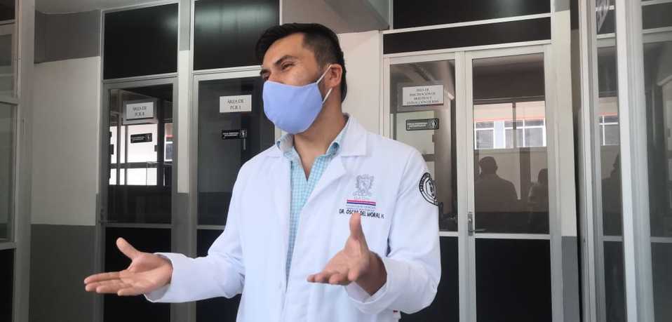El rector de la UAGro, Javier Saldaña Almazán, puso el laboratorio en funcionamiento. (Rogelio Agustín)