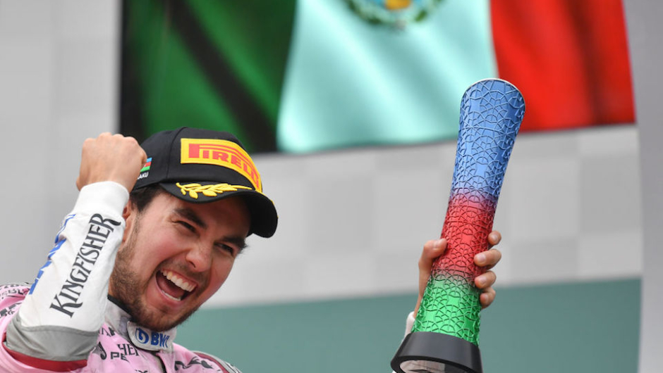 Sergio Pérez en el podio de Azerbaiyán (AFP)