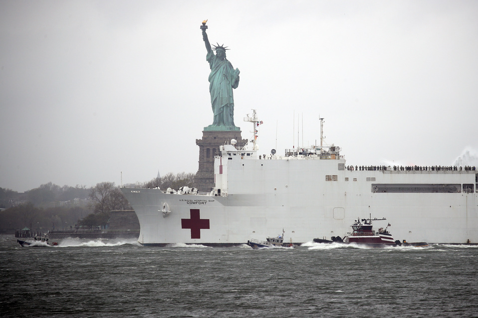 El USNS Comfort llegó a Nueva York para atender a pacientes con el coronavirus. (AFP)