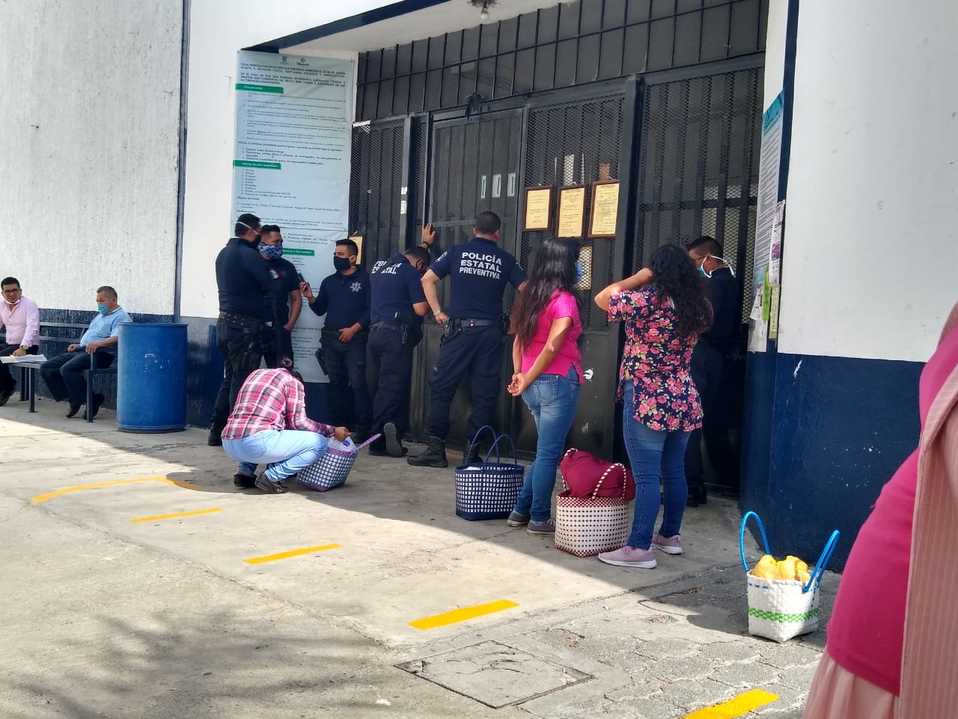 Custodios del Centro de Reinserción Social de Tehuacán iniciaron esta mañana un paro de actividades. (Apolonia Amayo)