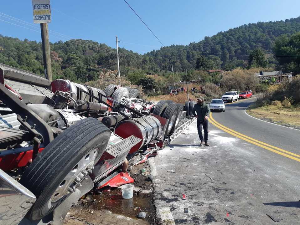 El tráiler transportaba bultos de pegazulejos.