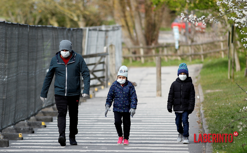 Una familia camina por las calles de Reino Unido. (Foto: Peter Nicholls | Reuters)