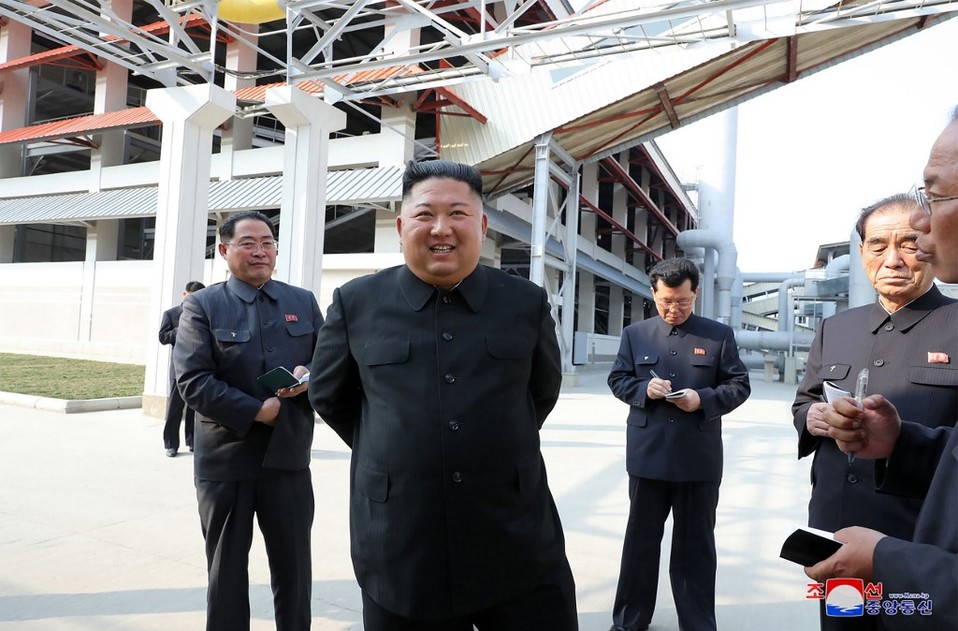 Kim Jong-un en la inauguración de la planta de fertilizantes junto a sus elementos de gobierno. (AFP)