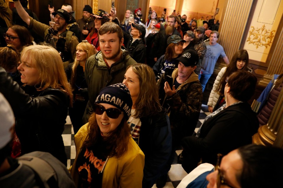 Los manifestantes ingresaron a la cámara de la Cámara de Representantes de Michigan. (AFP)