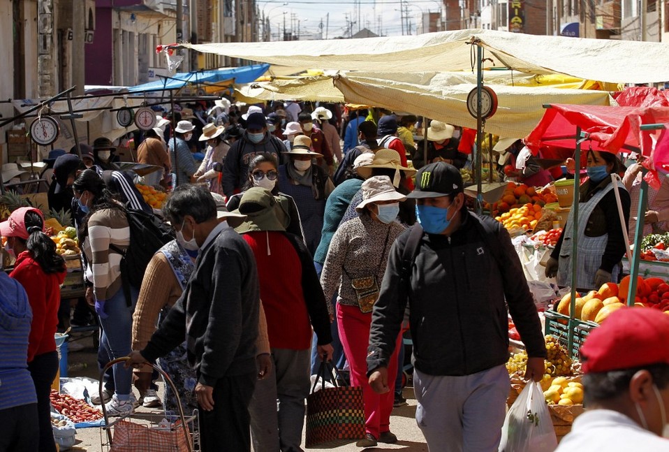 Un mercado callejero en Puno, Perú, durante la pandemia de coronavirus. (AFP)