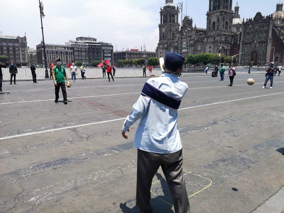 Con partido de beisbol, piden mejores condiciones laborales (Jorge Becerril9