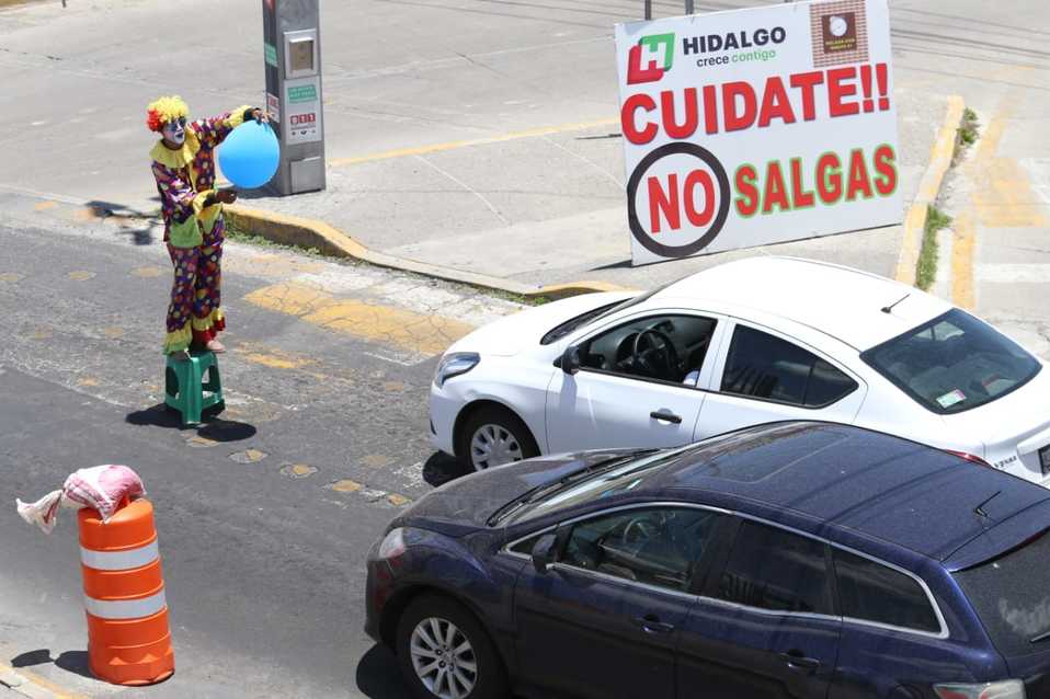 Payaso realiza trucos en semáforos de Pachuca durante el Día del Niño. (Jorge Sánchez)