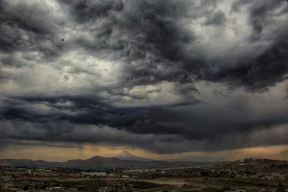 Tornados en Puebla se registraron en San Nicolás de los Ranchos, pero así lucía el cielo en la capital (Andrés Lobato).