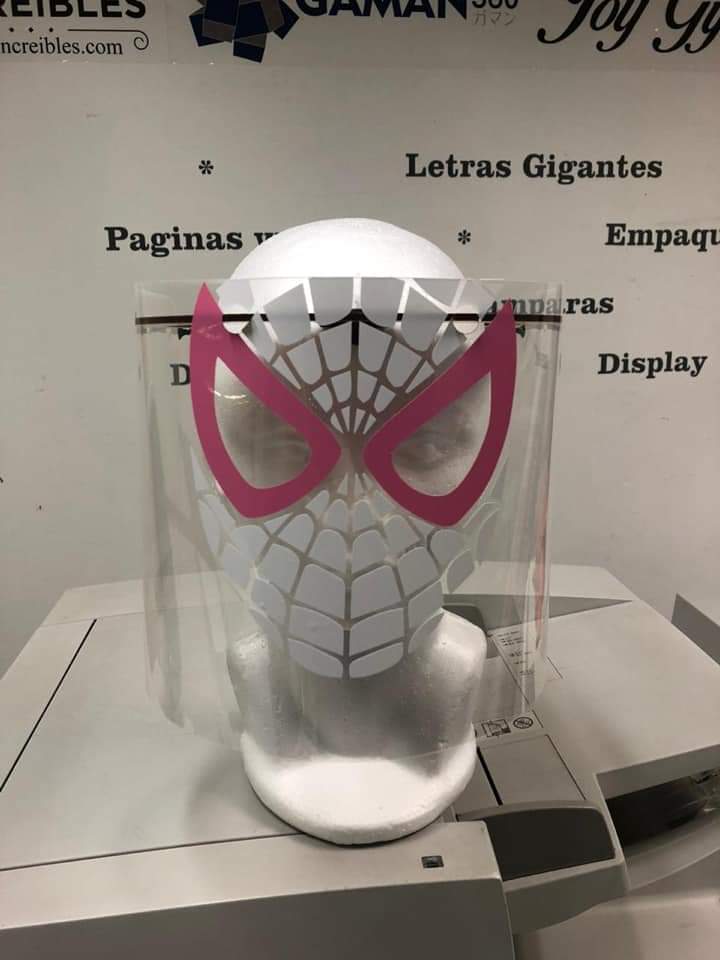 Uno de los modelos, con un Spiderman rosa (Especial).