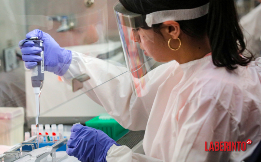 Científica trabaja en un laboratorio de pruebas de covid-19. (Foto: Brendan McDermid | Reuters)