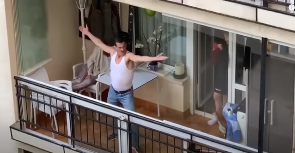 El hombre decidió imitar al cantante mientras sus vecinos lo observaban (YouTube).