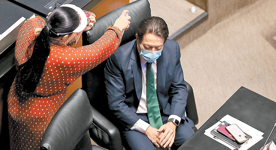 Los legisladores morenistas Mónica Fernández y Mario Delgado en la sesión de ayer. (Octavio Hoyos)