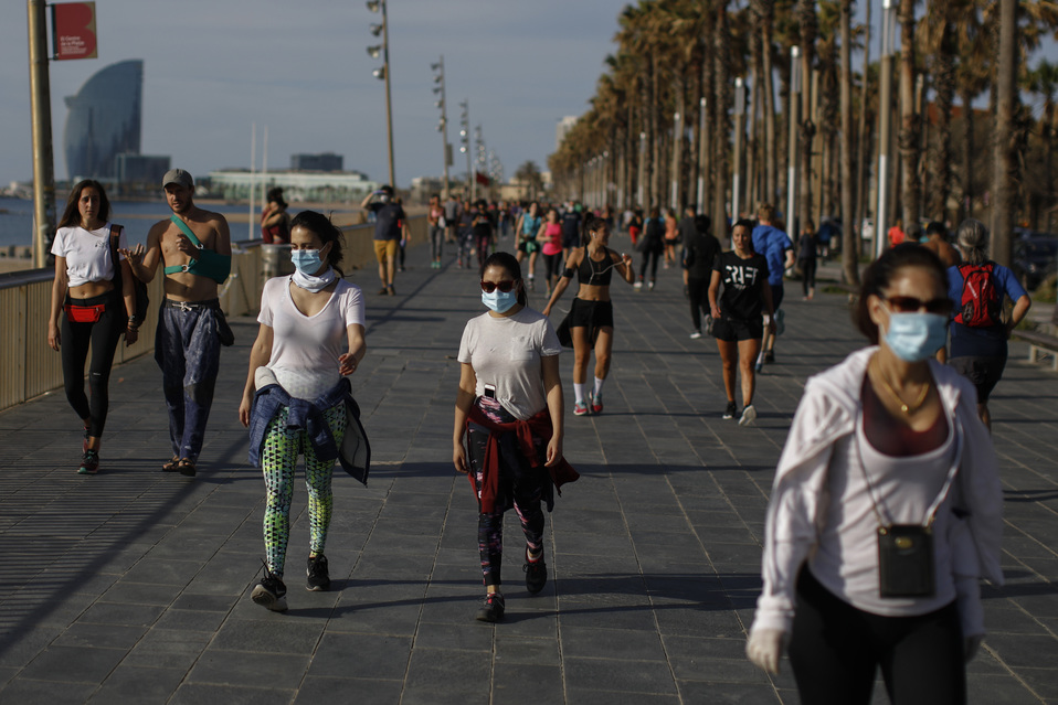 Miles de españoles hicieron ejercicio al aire libre tras el confinamiento por covid-19. | AP