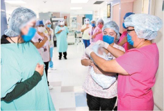 Enfermeras entregan al menor que resultó negativo al coronavirus. (Especial)