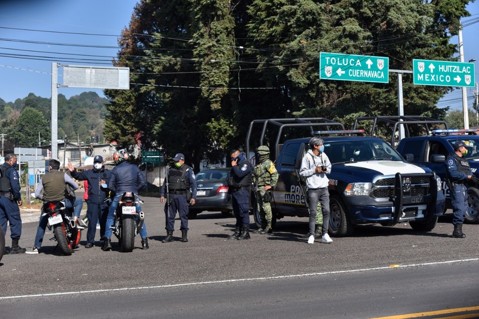 Los motociclistas fueron retirados por autoridades.