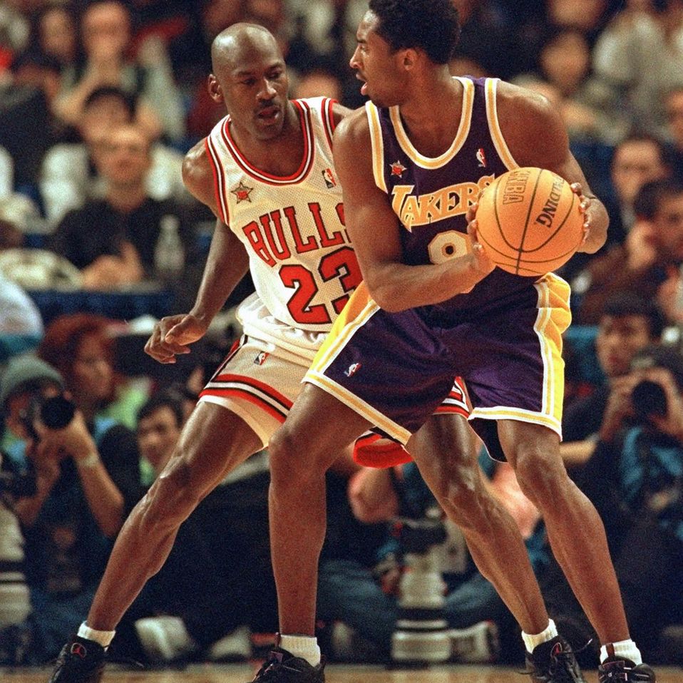 Michael Jordan enfrentando a Kobe Bryant (AP)