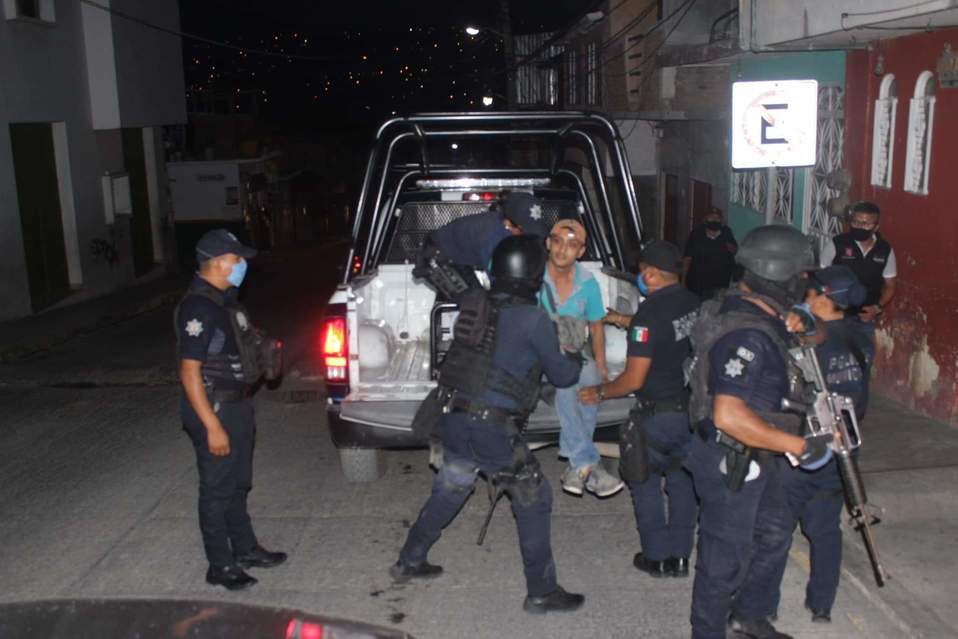 Las personas fueron detenidas por consumir bebidas alcohólicas en la calle.