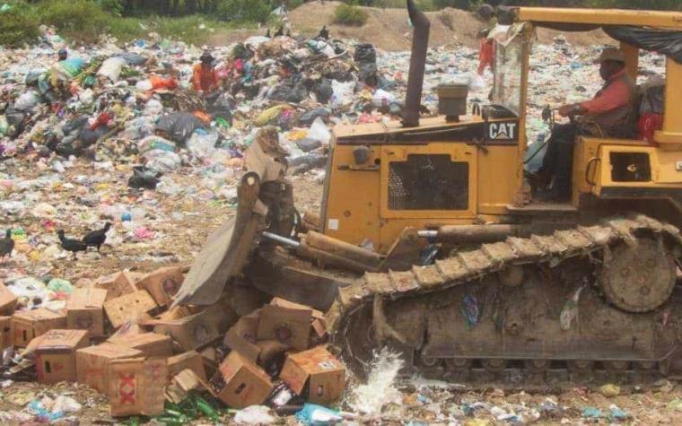 Autoridades de Cunduacán, Tabasco, ordenaron la destrucción de cerveza "ilegal", decomisada a establecimientos que violaron la ley seca. (Especial)