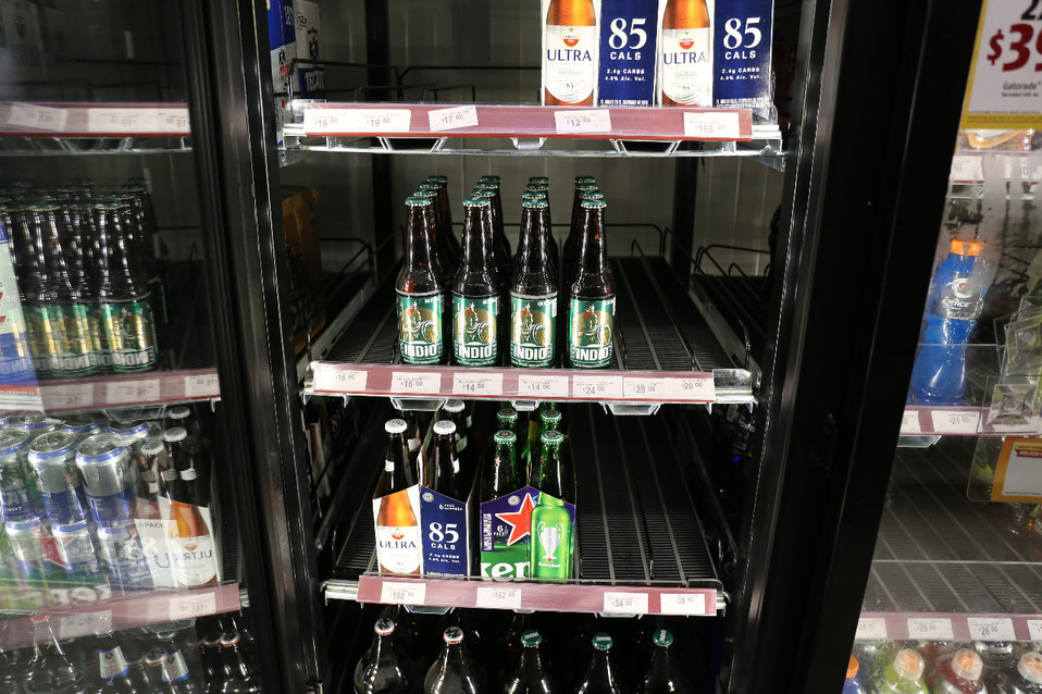 Debido al desabasto del producto, las agencias cerveceras  han incrementado el precio. (Mauricio Román)