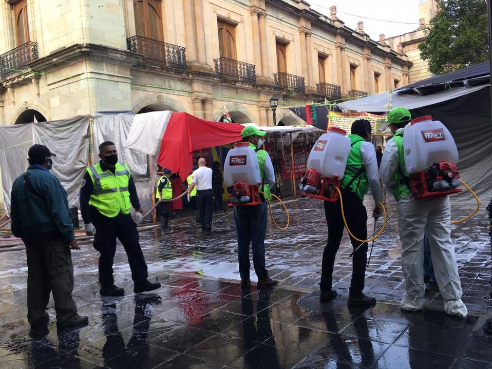 Diversas zonas del centro han tenido que ser limpiadas por las autoridades. (Foto: Óscar Rodríguez)