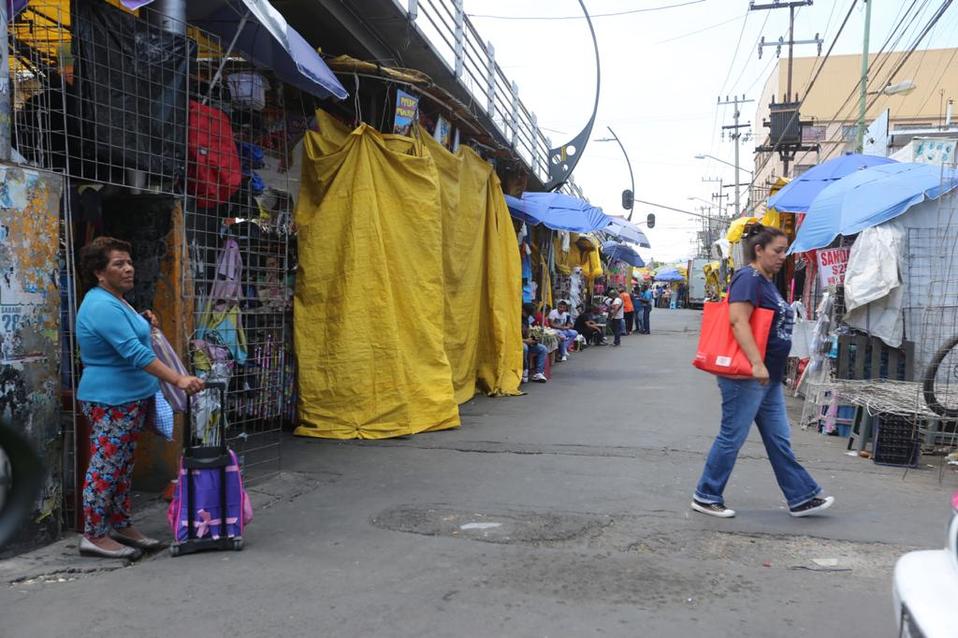 Aunque muchos comercios han cerrado, comerciantes de la zona centro siguen buscando el sustento. (Jorge Carballo)