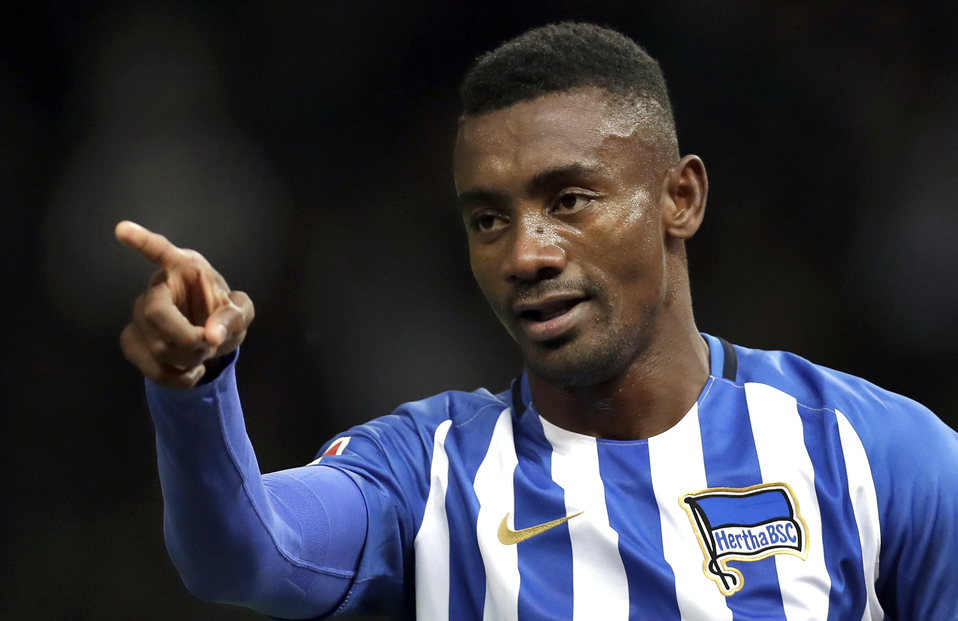 Hertha Berlín suspende a Salomon Kalou por burlarse de los protocolos por el covid-19 (AP)