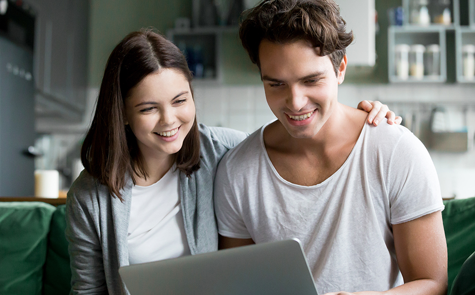 Jóvenes pueden ponerse en contacto con sus amigos y convivir a la distancia de manera virtual. (Foto yanalya, Freepik)