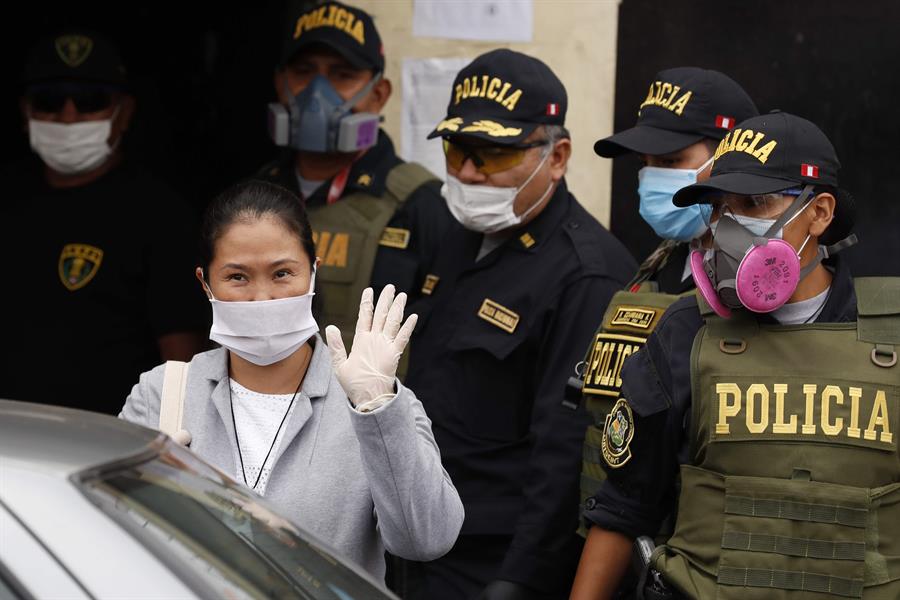 Keiko Fujimori saliendo de prisión bajo fianza por la pandemia de coronavirus en Perú. (AFP)