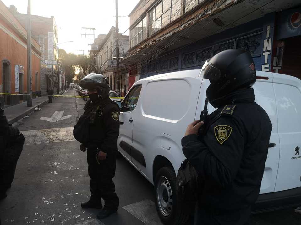 Localizan cuerpo de hombre con impacto de fuego en Tepito (César Velázquez)