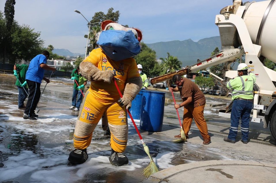 Mascota de Tigres sanitiza espacios públicos en Monterrey (Twitter)