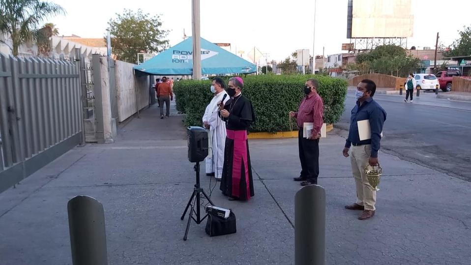 El Obispo se quedó en la parte de afuera, para dar las gracias a doctores. (Rolando Guevara)