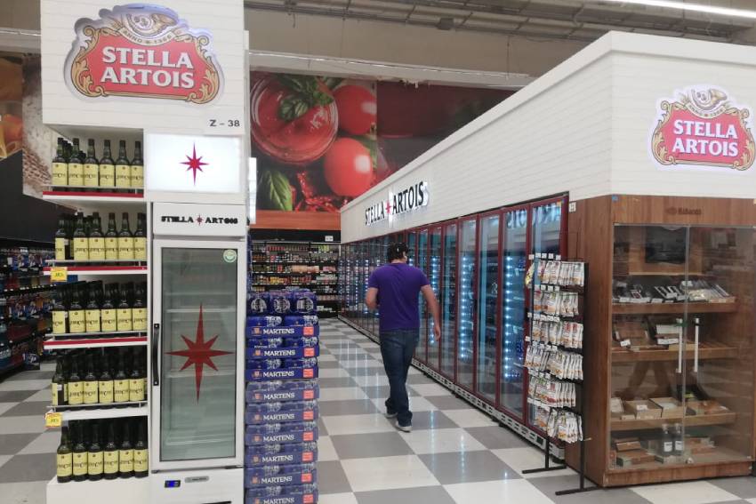 Tiendas y supermercados mantienen la venta de cerveza de las reservas que aún tienen. Foto: Araceli López