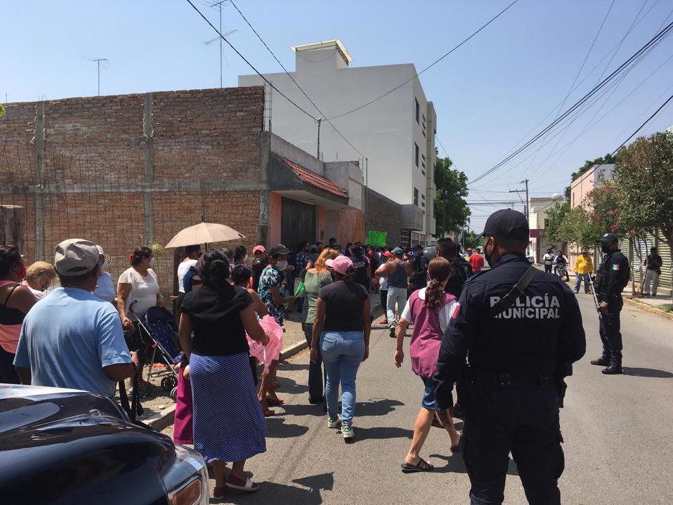 Vecinos de Tehuacán se manifiestan en bodega donde almacenaban despensas. (Apolonia Amayo)
