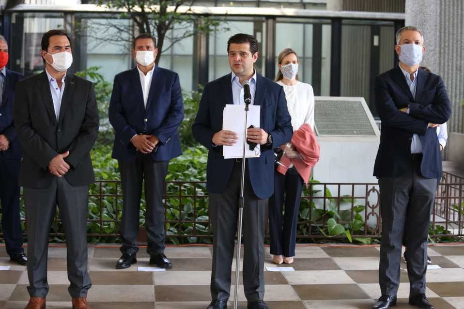 El documento se entregó esta mañana ante la Oficialía de Partes. Foto: Jorge López.