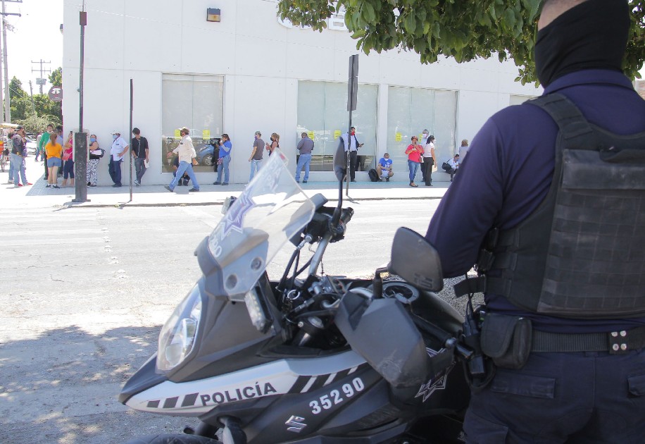 Se dijo que no hay espacio de 1.5 metros de distancia entre las personas que hacen fila. (Manuel Guadarrama)
