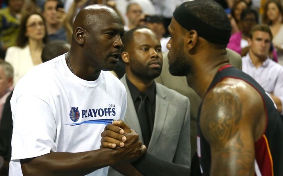Michael Jordan y LeBron James (AFP)