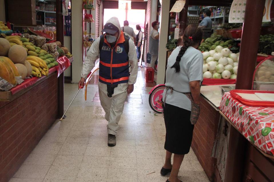 Trabajadores de la alcaldía Benito Juárez desinfectaron mercados. (Especial)