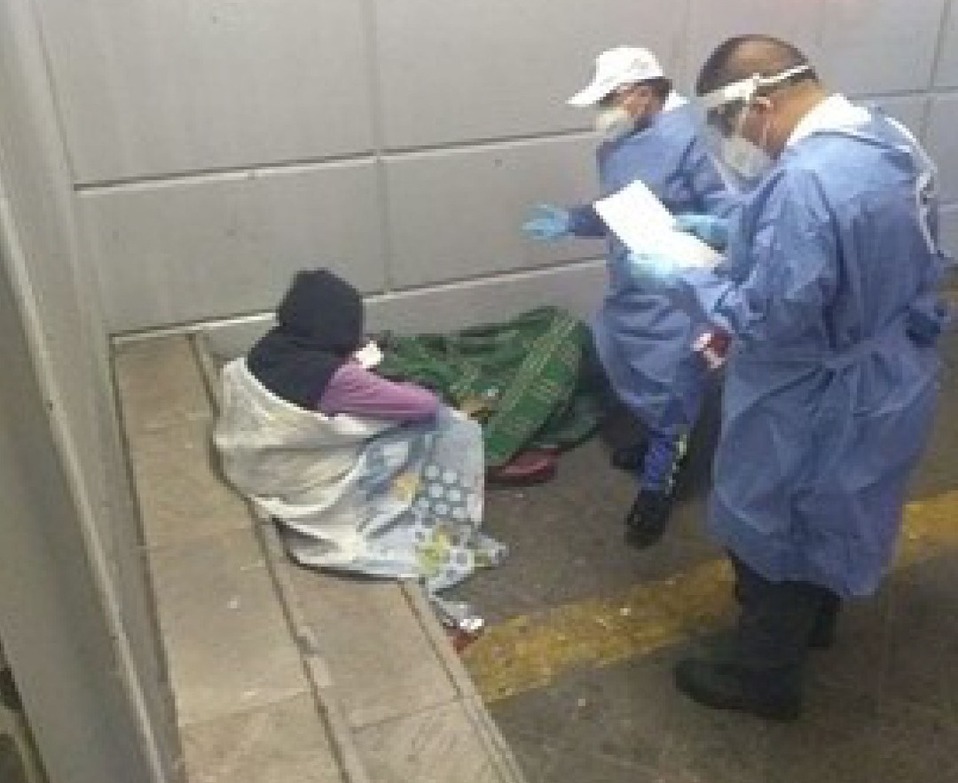 Autoridades limpiaron la entrada de la estación donde estaba el hombre./ SSC CdMx