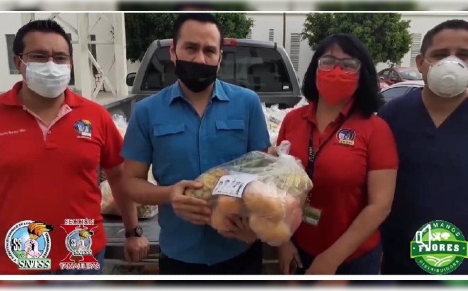 Donan frutas y verduras a personal del IMSS en Reynosa.