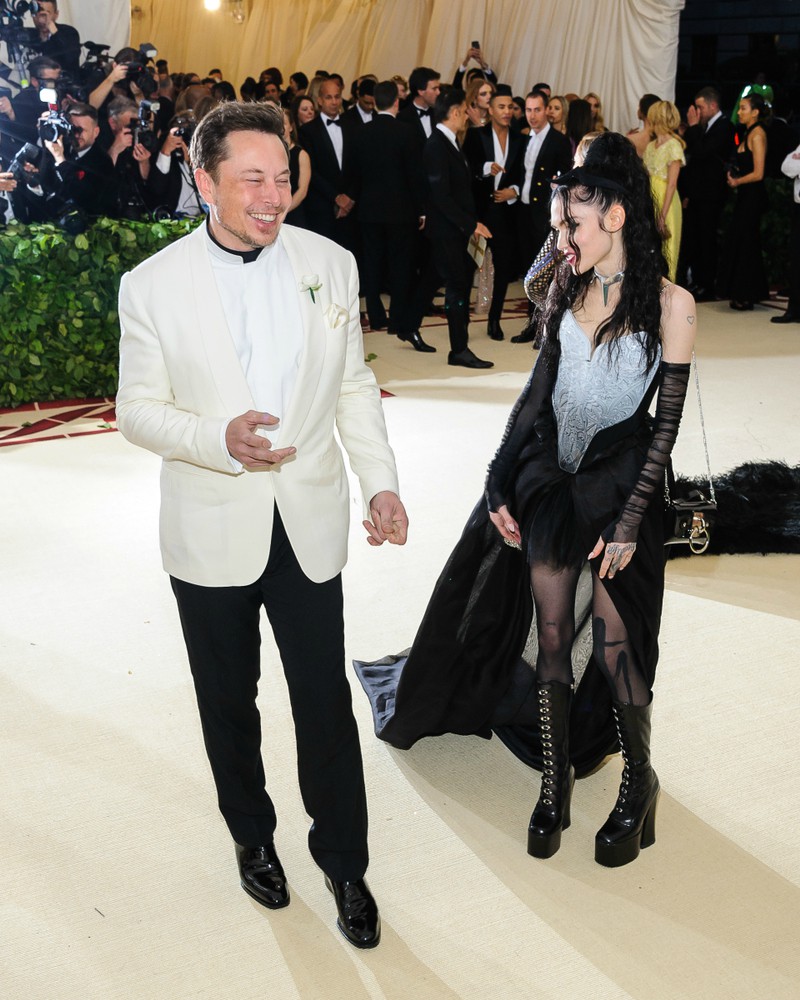 Elon Musk y Grimes en la Met Gala de 2018 (Shutterstock).