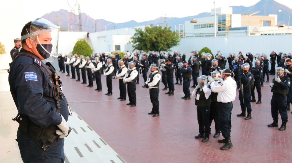 Se entregaron mil caretas a policías y tránsitos de Escobedo. Foto: Especial