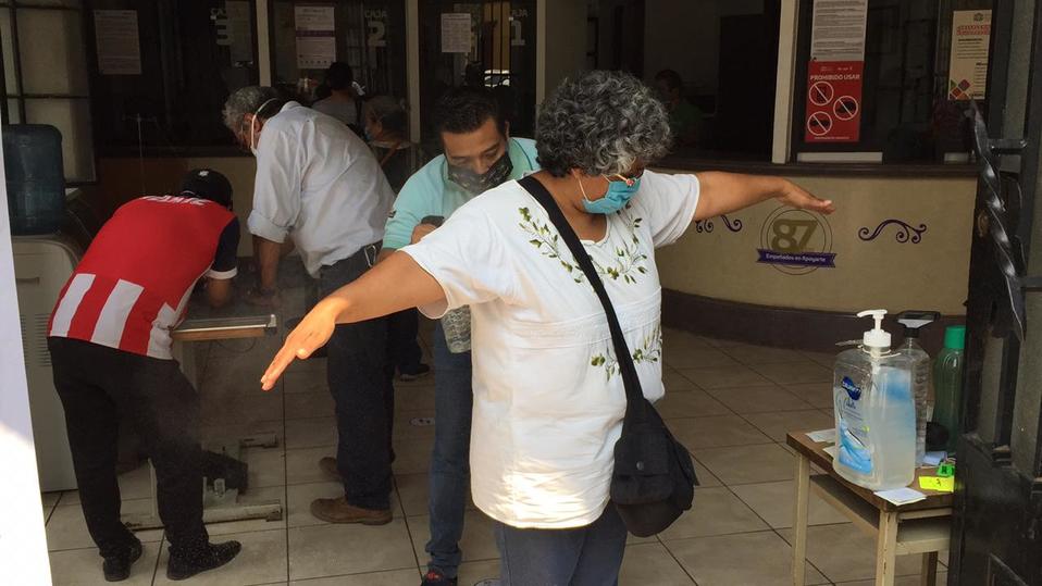 Solamente pueden ingresar las personas con cubrebocas. (Foto: Óscar Rodríguez)