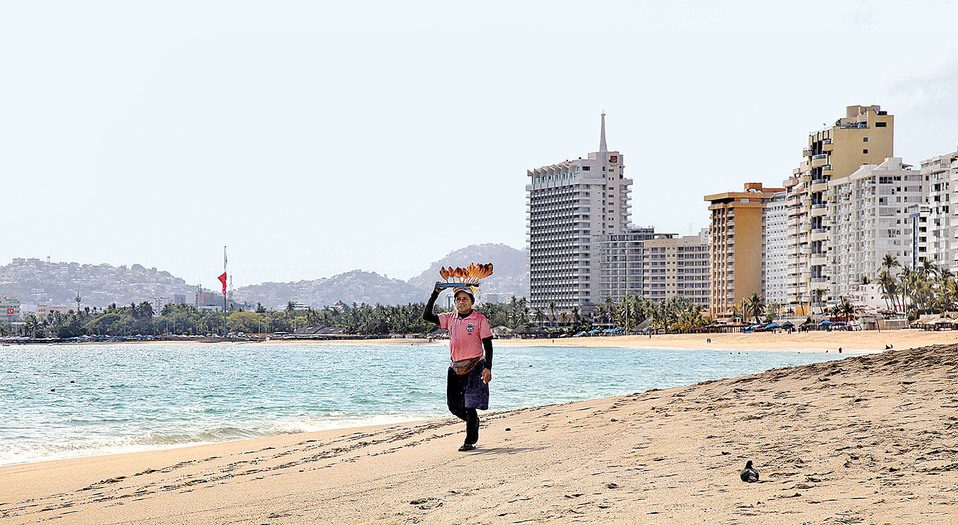 El panorama es desolador por la contingencia sanitaria con las playas cerradas y resguardadas por policías. (Notimex)