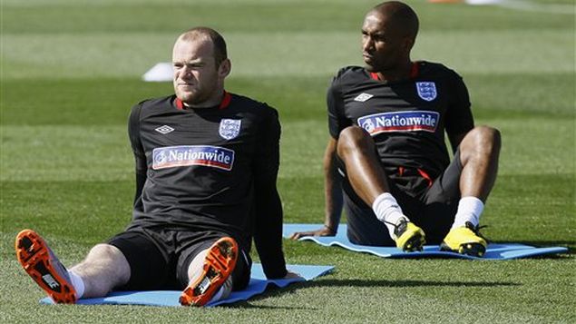 Wayne Rooney y Jermain Defoe en la selección de Inglaterra (AP)